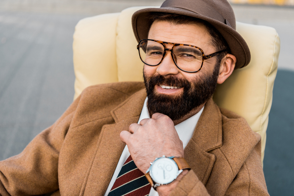 крупный план улыбающегося взрослого бизнесмена в шляпе и очках, смотрящего в камеру
 - Фото, изображение