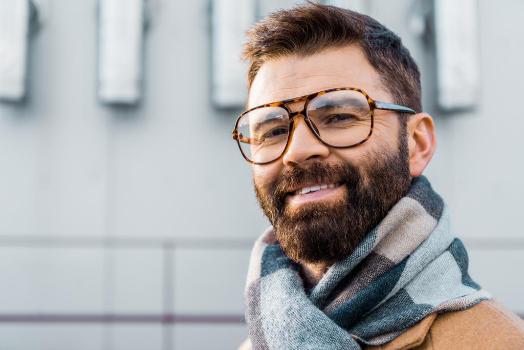 крупным планом улыбающийся бородатый бизнесмен в очках
  - Фото, изображение