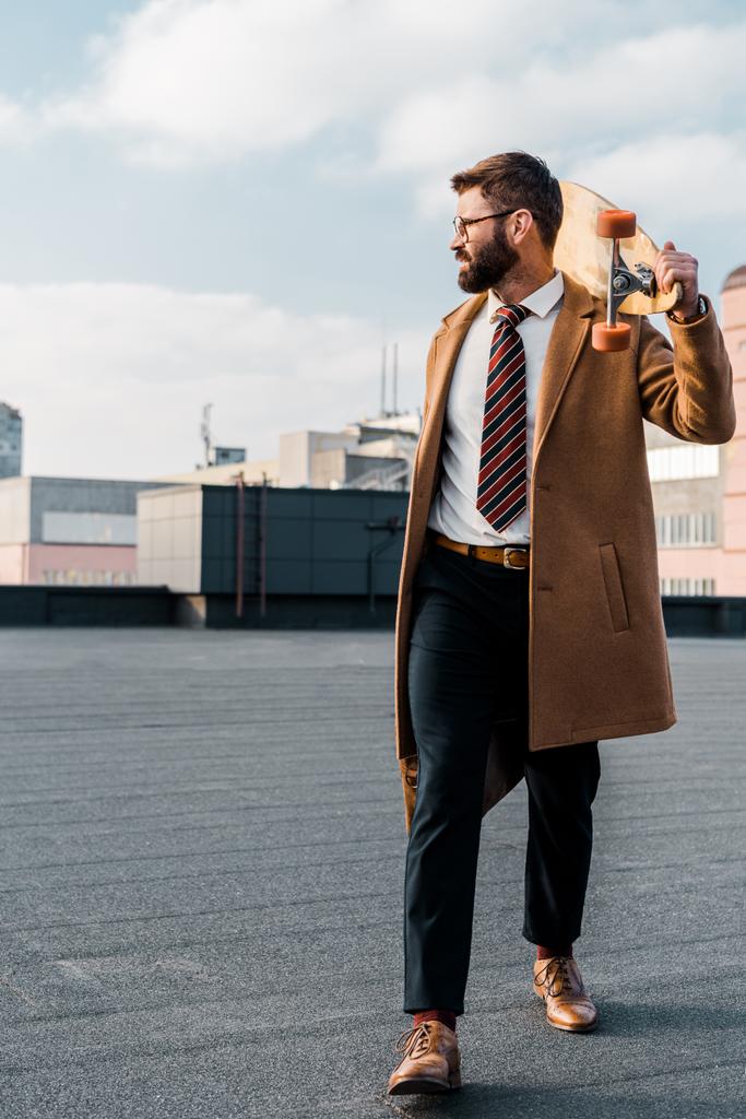 menestyvä liikemies formalwear ja takki kävely penniäkään aluksella
  - Valokuva, kuva