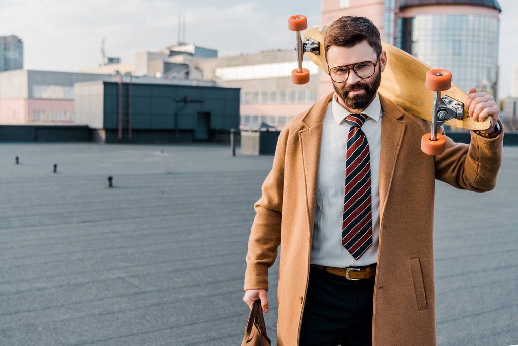 успішний бізнесмен стоїть в окулярах з дошкою пенні в руці
  - Фото, зображення