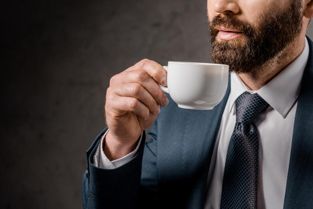 περικοπεί θέα γενειοφόρος επιχειρηματία σε formalwear πίνοντας καφέ  - Φωτογραφία, εικόνα
