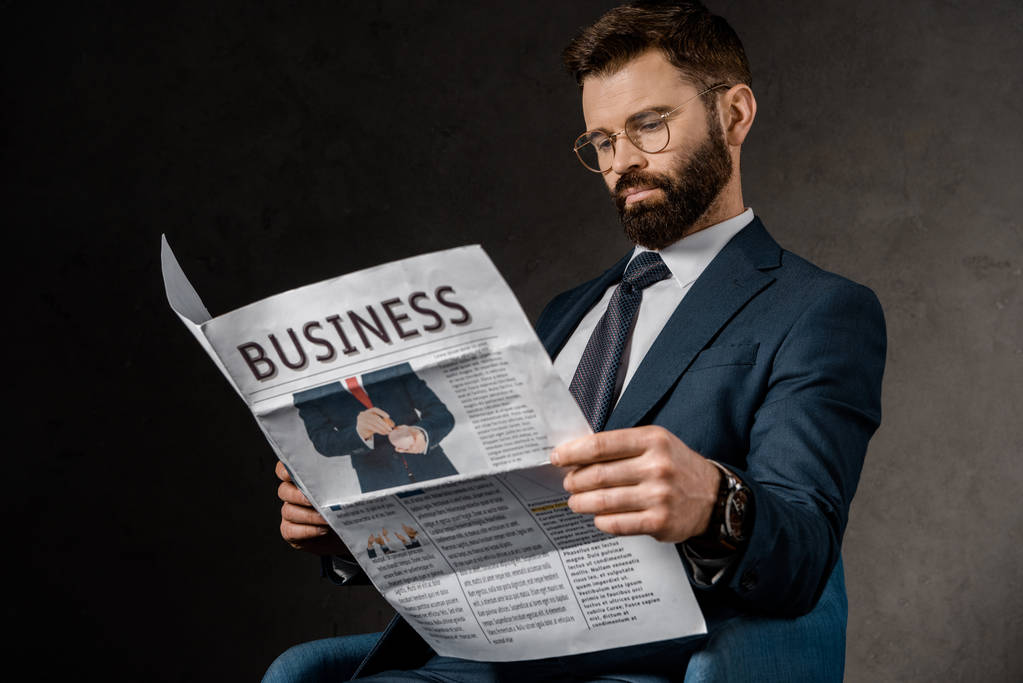 уверенный бизнесмен в формальной одежде читает газету
 - Фото, изображение