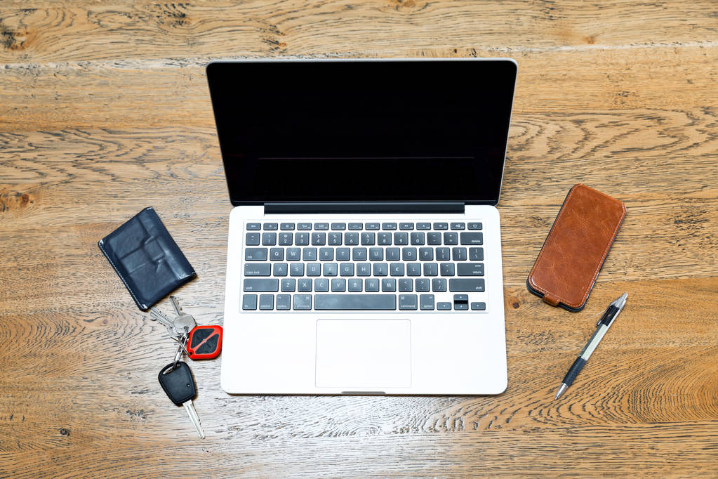 Laptop i inne akcesoria na biurko - Zdjęcie, obraz