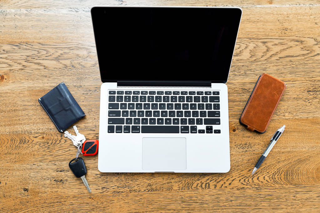 Laptop e altri accessori sulla scrivania
 - Foto, immagini