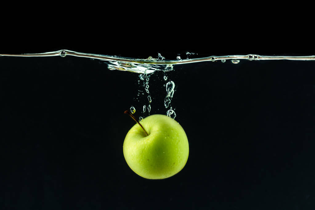 Manzana verde bajo el agua
 - Foto, imagen