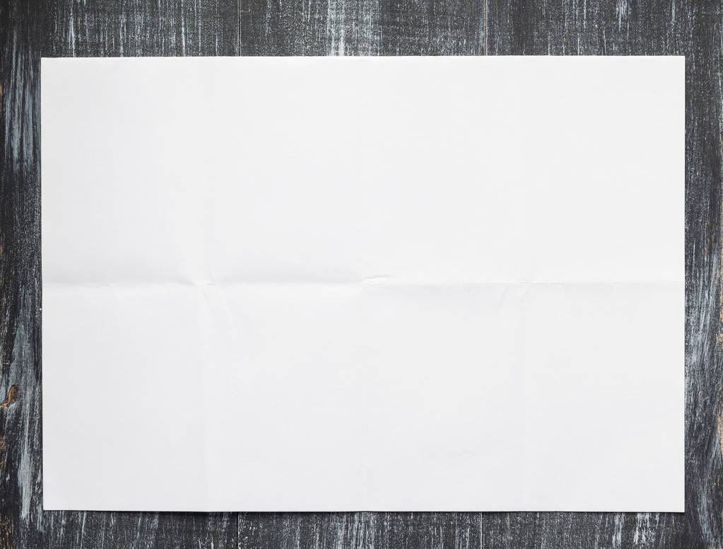 papier blanc ridé vide sur fond en bois
 - Photo, image