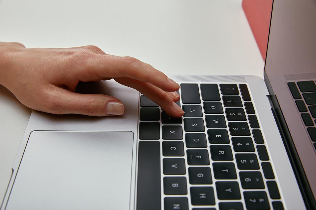 Kadın el laptop klavye üzerindeki düğmeye yakın çekim  - Fotoğraf, Görsel