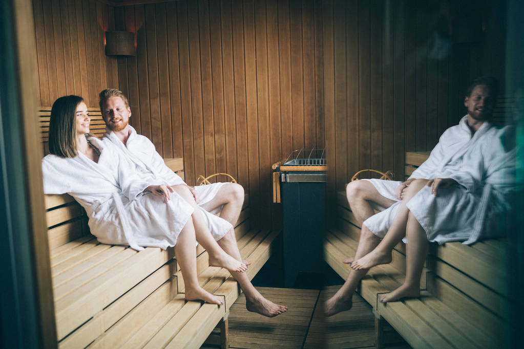 Beau couple relaxant dans le sauna et soucieux de la santé et de la peau
 - Photo, image