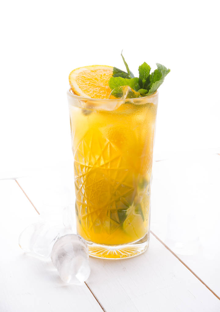 Alcohol ijskoude cocktail drinken op een witte achtergrond - Foto, afbeelding