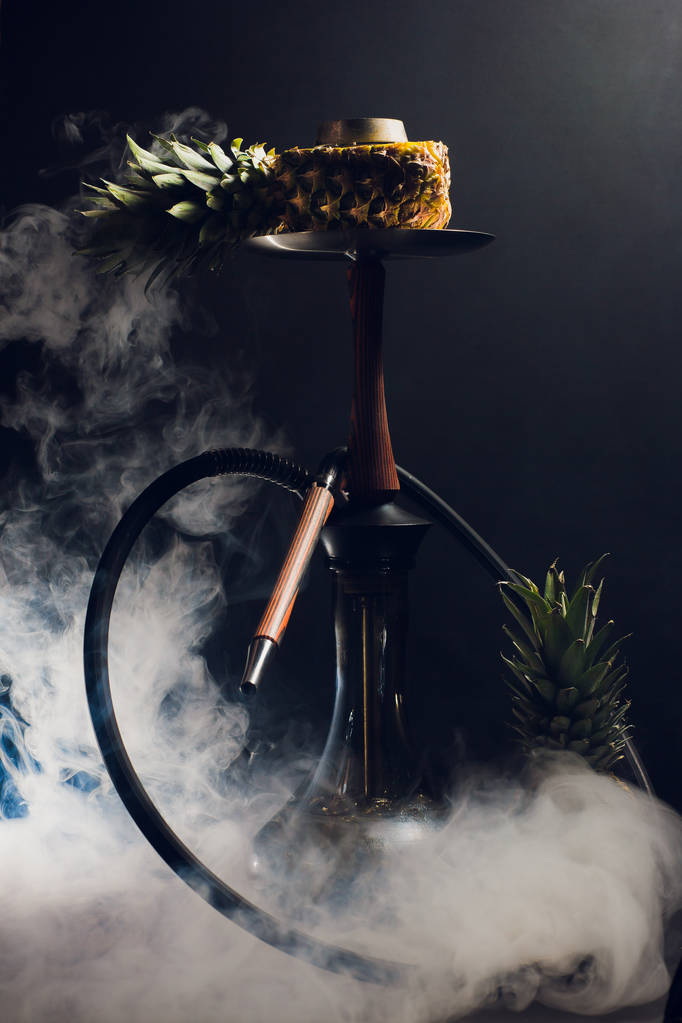 Кальян гаряче вугілля на раковині з чорним тлом. Стильна східна шиша. ананас
 - Фото, зображення