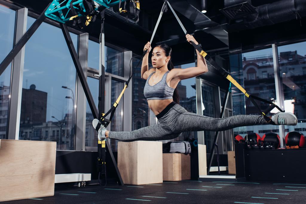 sportovní Asijská sportovkyně dělá split s Cadillac ve fitness centru - Fotografie, Obrázek