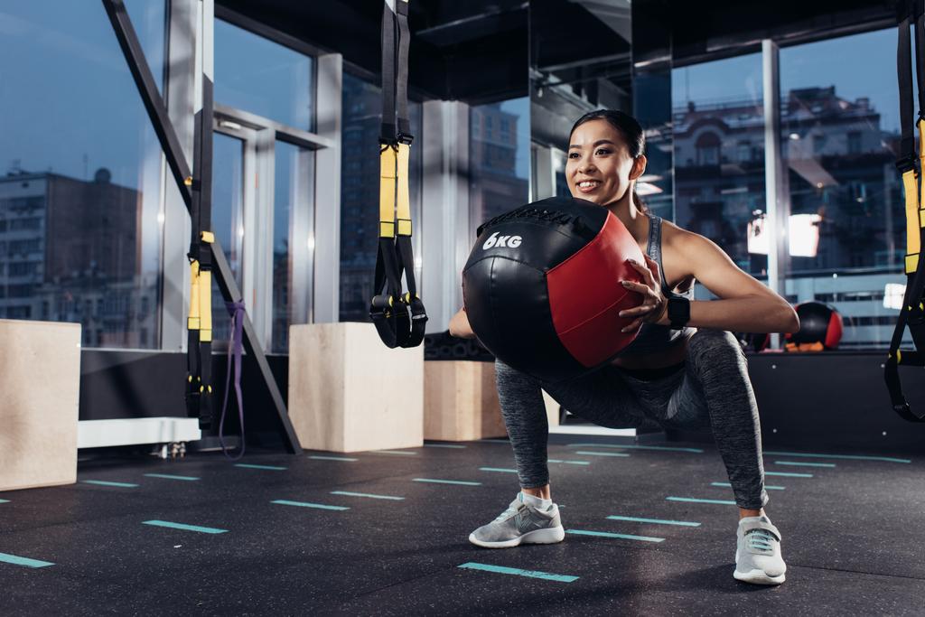 attrayant asiatique fille exercice avec médecine ballon à gym
 - Photo, image
