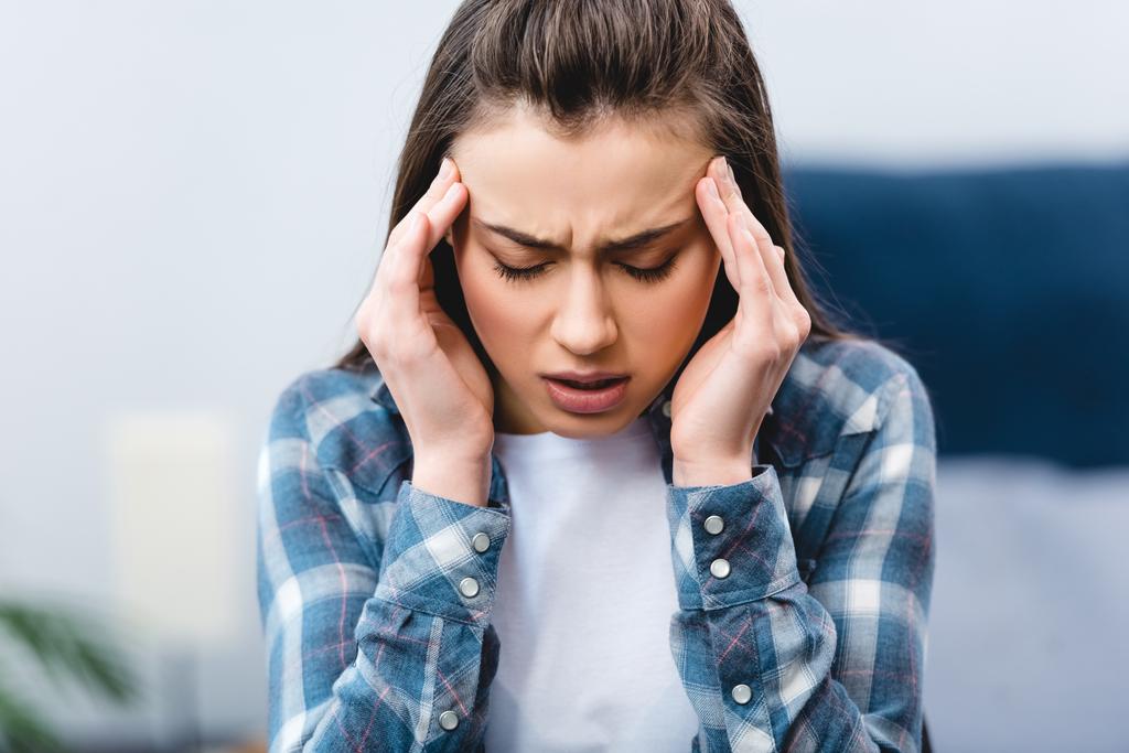 nemocný mladá žena trpí bolestí hlavy doma  - Fotografie, Obrázek