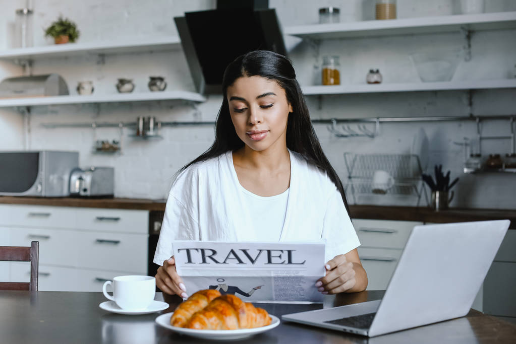 krásné Smíšené rasy dívka v bílém rouchu, čtení novin cestování v ráno v kuchyni - Fotografie, Obrázek