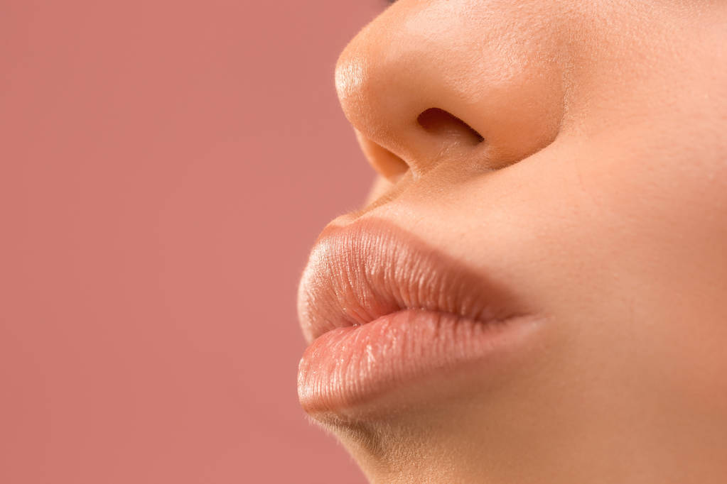 Красива жінка обличчя губи ніс крупним планом концепція догляду за шкірою
 - Фото, зображення