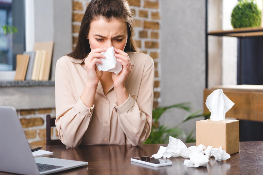 молода бізнес-леді, яка страждає алергією на робочому місці
  - Фото, зображення