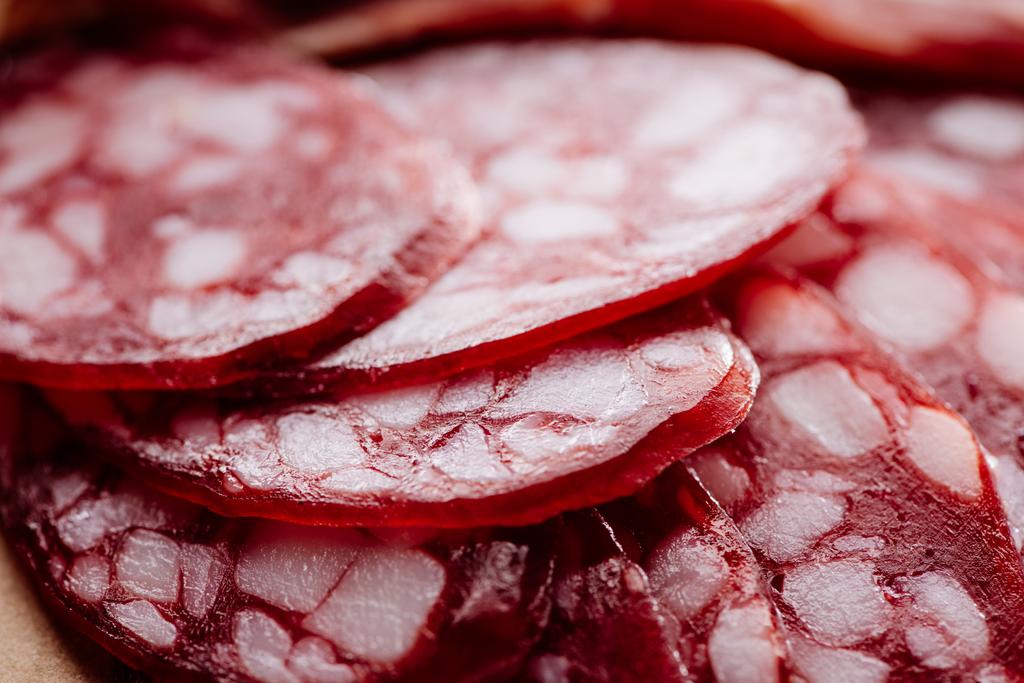 Close-up van heerlijke vet plakjes salami - Foto, afbeelding