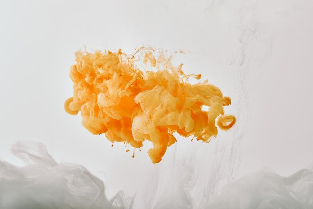 artistieke achtergrond met witte en oranje splash van verf - Foto, afbeelding
