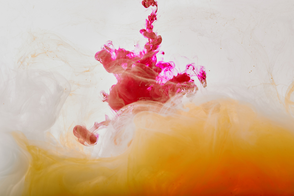 absztrakt rózsaszín és narancssárga kavarog a paint fehér háttér - Fotó, kép