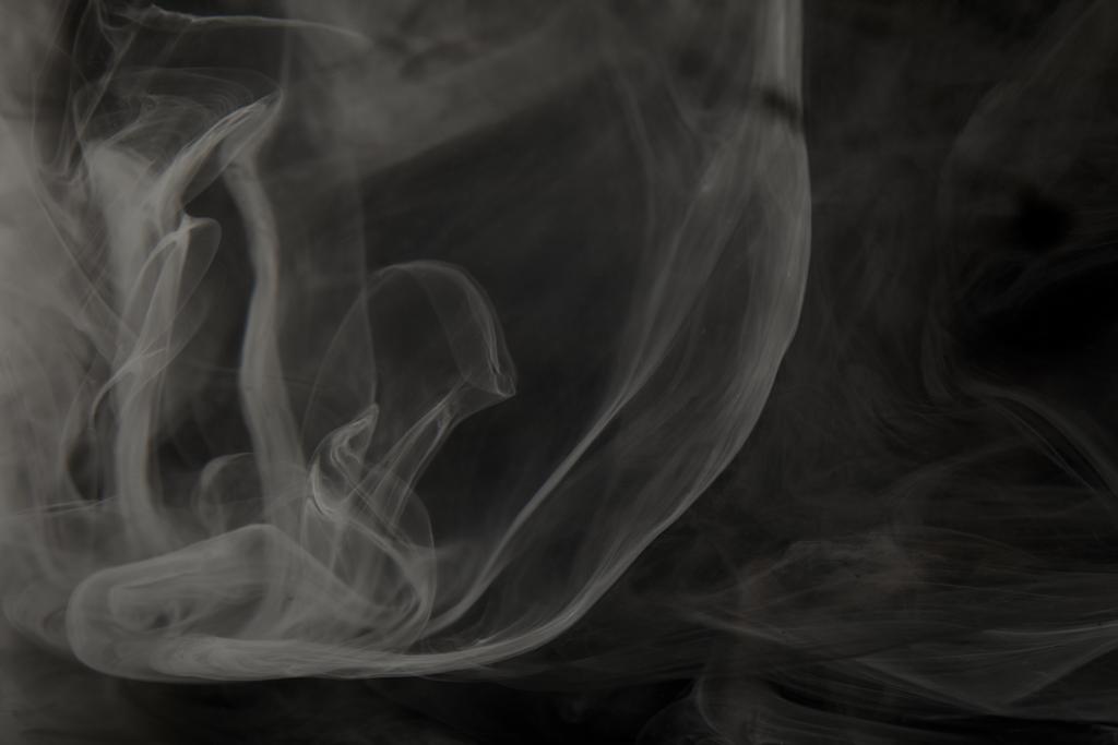 abstrakte Textur mit grauer Farbe auf schwarzem Hintergrund - Foto, Bild