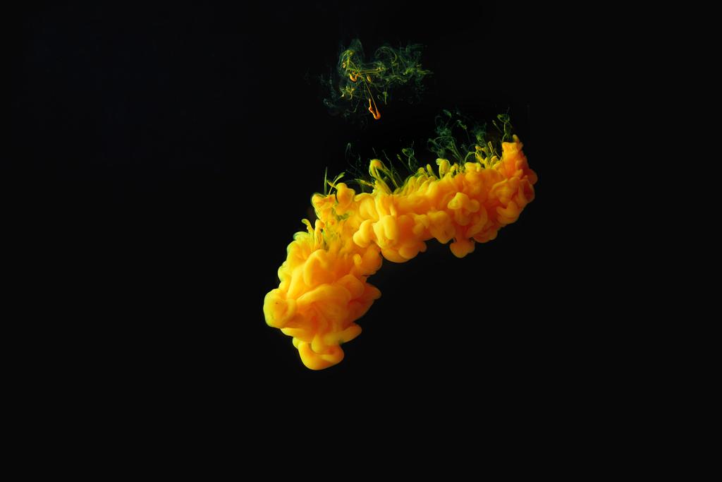 černé pozadí s oranžovou cákanec barvy - Fotografie, Obrázek