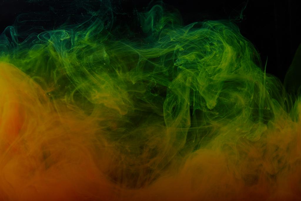 textúra és absztrakt zöld és narancs kavarog a festék  - Fotó, kép