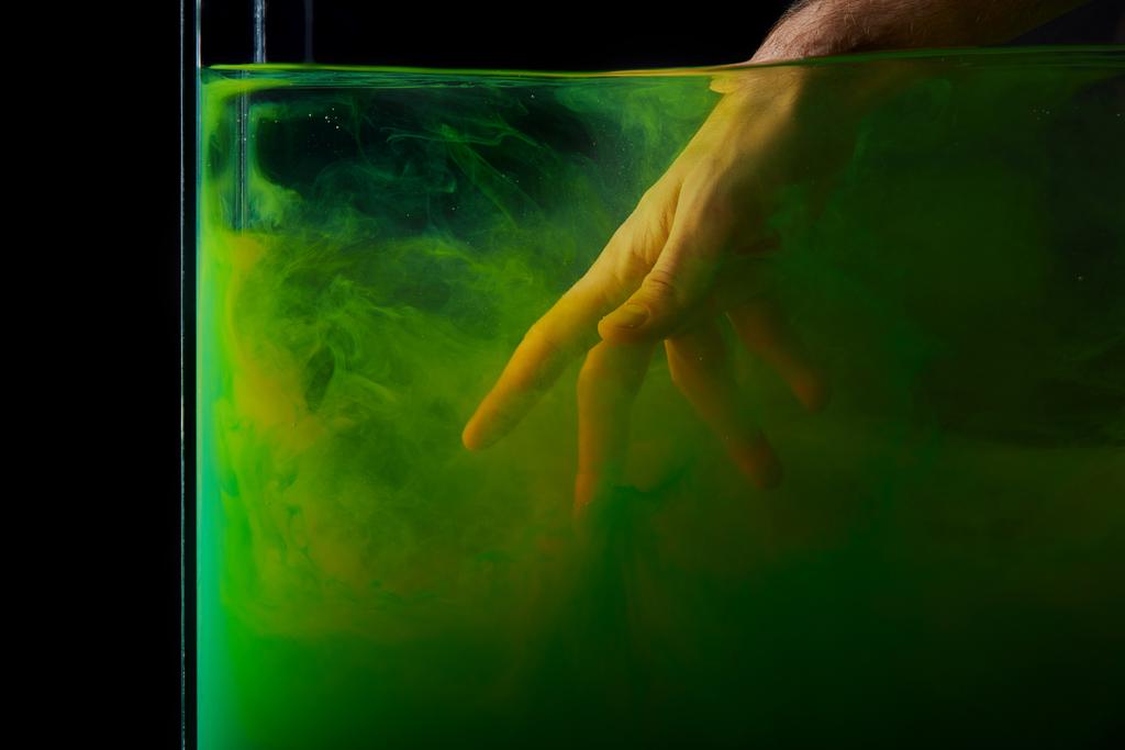 mužské ruce ve vodě zelené barvy víří - Fotografie, Obrázek
