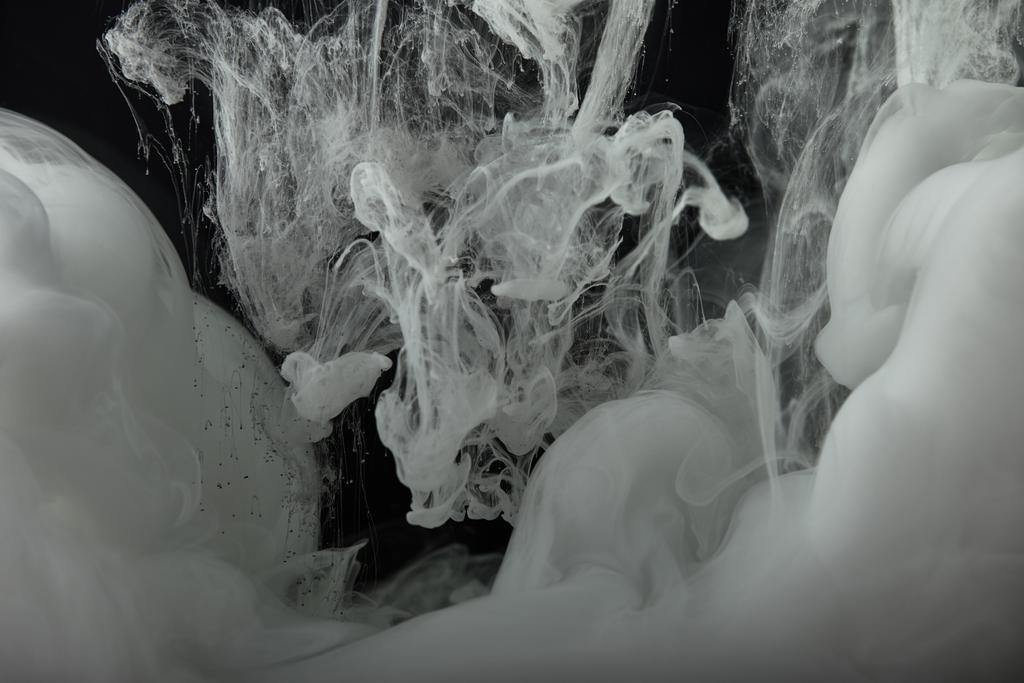abstracte vloeiende wervelingen van monochroom verf in water - Foto, afbeelding