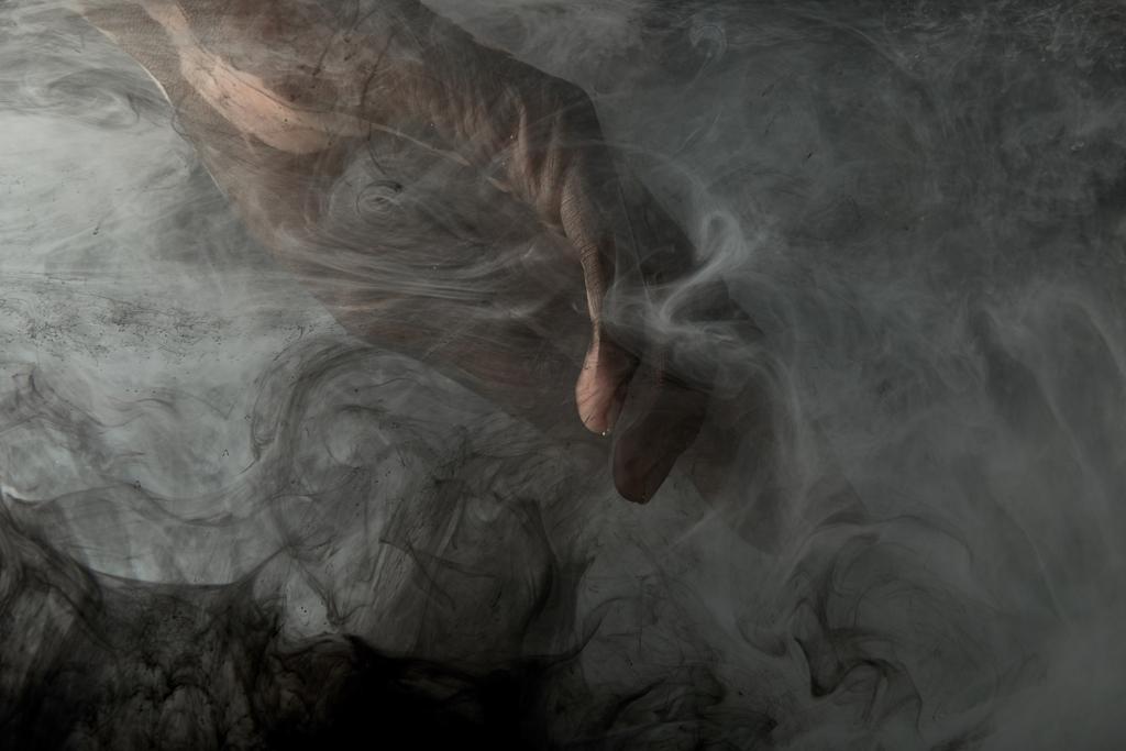 částečný pohled mužské ruky v šedého dýmu - Fotografie, Obrázek