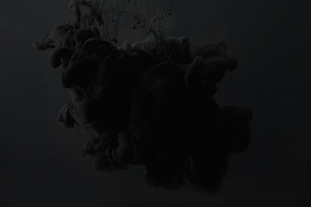 暗い背景に黒のアクリル塗料スプラッシュ - 写真・画像