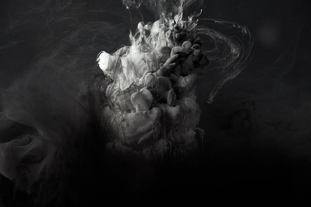 αφηρημένη παφλασμό του γκρι γκουάς ζωγραφική σε μαύρο φόντο - Φωτογραφία, εικόνα