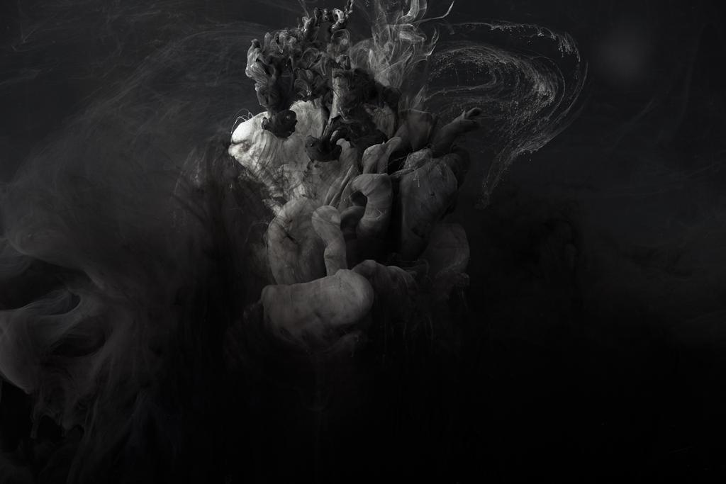 chapoteo abstracto de pintura de acuarela gris sobre fondo negro
 - Foto, Imagen