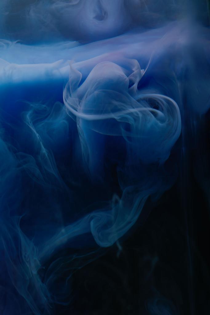 textura oscura abstracta con remolinos azules de pintura
 - Foto, Imagen