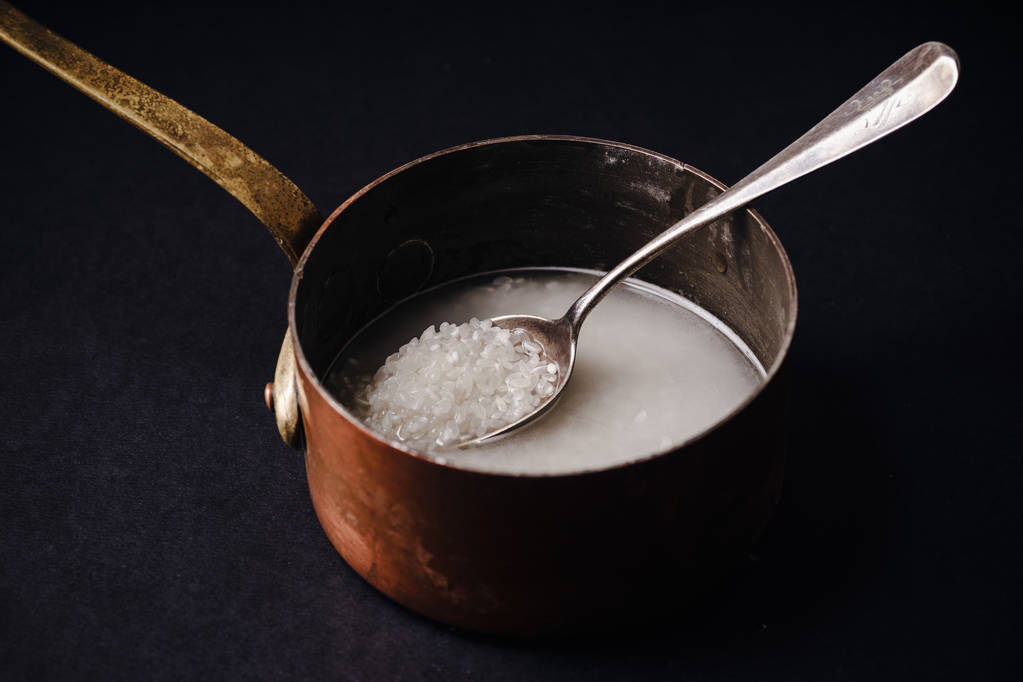 銅鍋のアルボリオ米を洗浄クローズ アップ  - 写真・画像