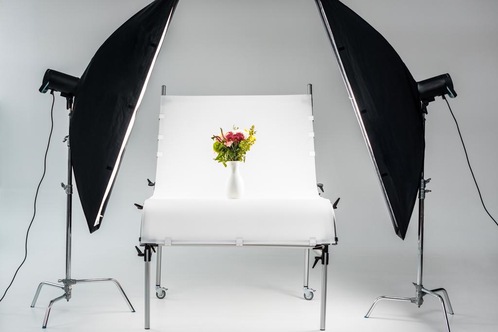 όμορφη ανθοδέσμη λουλουδιών που τακτοποιήθηκαν σε βάζο σε επαγγελματικό φωτογραφικό στούντιο   - Φωτογραφία, εικόνα