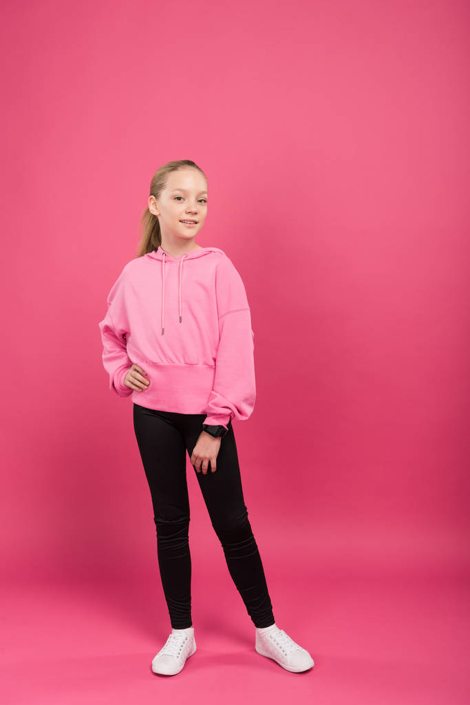 ziemlich athletisches Kind posiert in Sportbekleidung, auf rosa - Foto, Bild