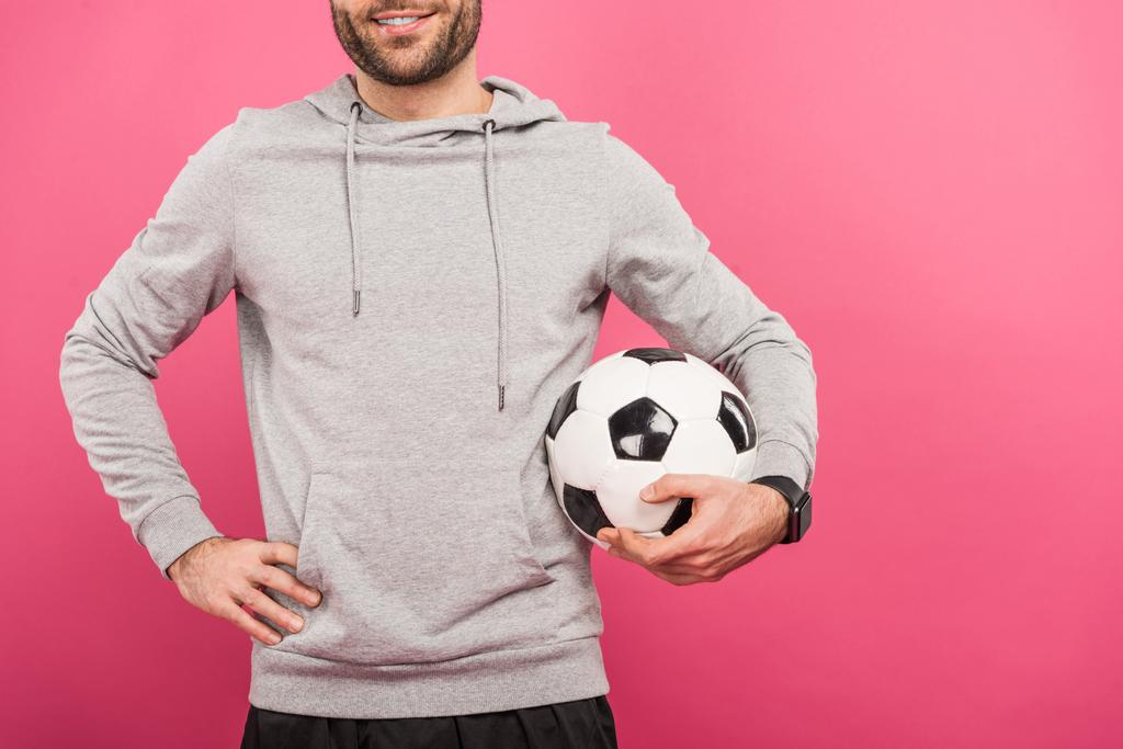 περικοπεί θέα ποδοσφαιριστής, κρατά μπάλα που απομονώνονται σε ροζ - Φωτογραφία, εικόνα