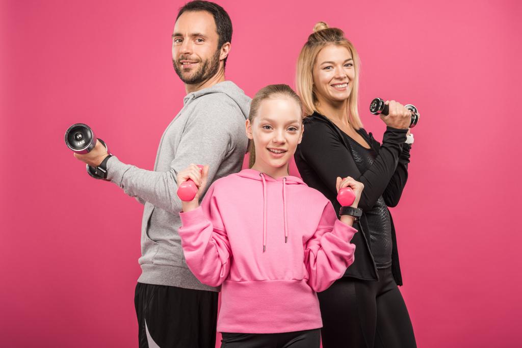 спортивная семейная тренировка с гантелями, изолированные на розовый
 - Фото, изображение