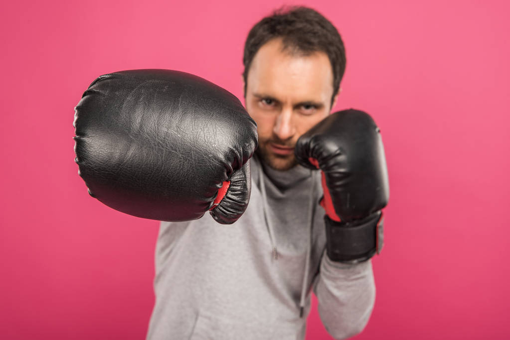 スポーティーなボクサーのボックスの手袋、ピンクの分離でトレーニング - 写真・画像