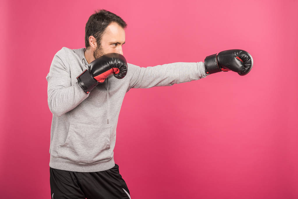 boxeador masculino treinando em luvas de caixa, isolado em rosa
 - Foto, Imagem