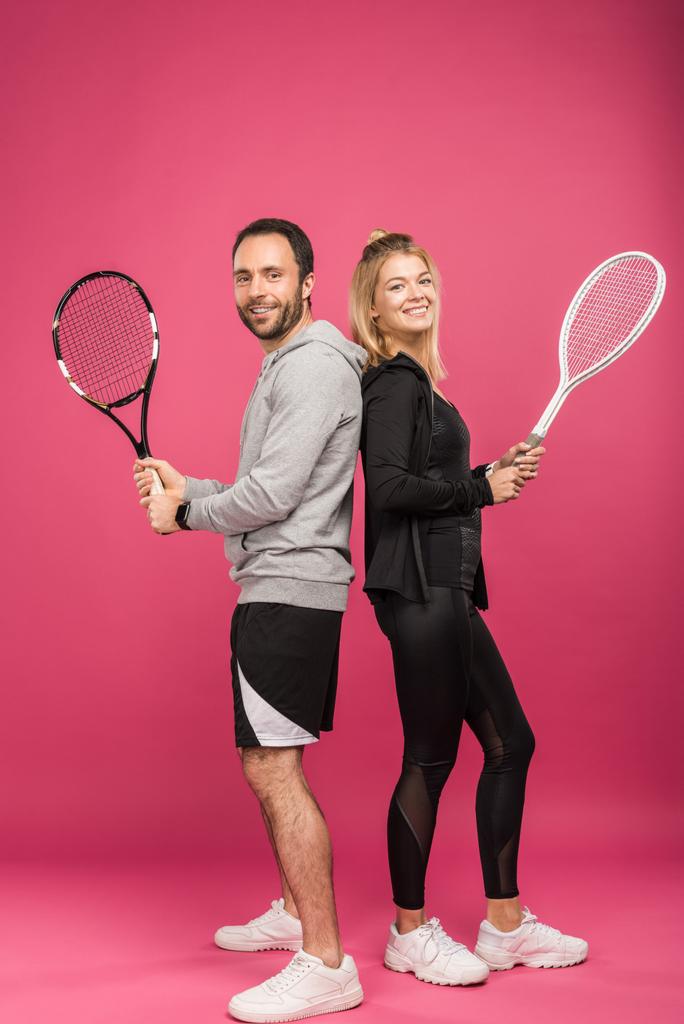 tenisz játékosok gazdaság ütők együtt, elszigetelt, Pink - Fotó, kép