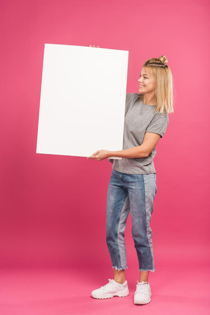 bela mulher feliz posando com placard vazio, isolado em rosa
 - Foto, Imagem