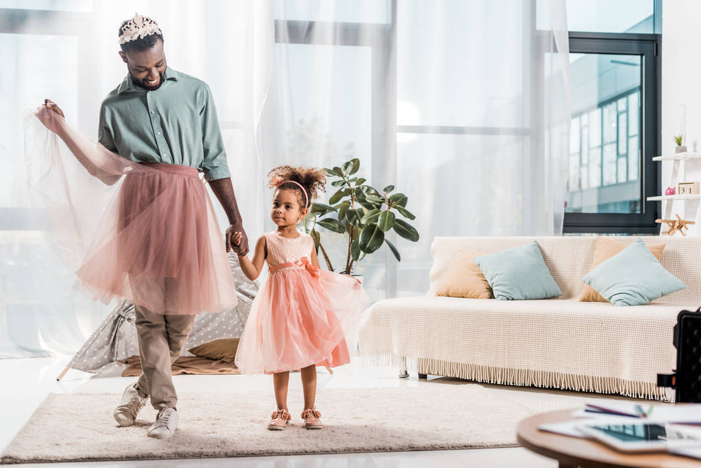 ピンクのチュチュはかわいいと美しいドレスで愛らしい娘で幸せなアフリカ系アメリカ人の父  - 写真・画像