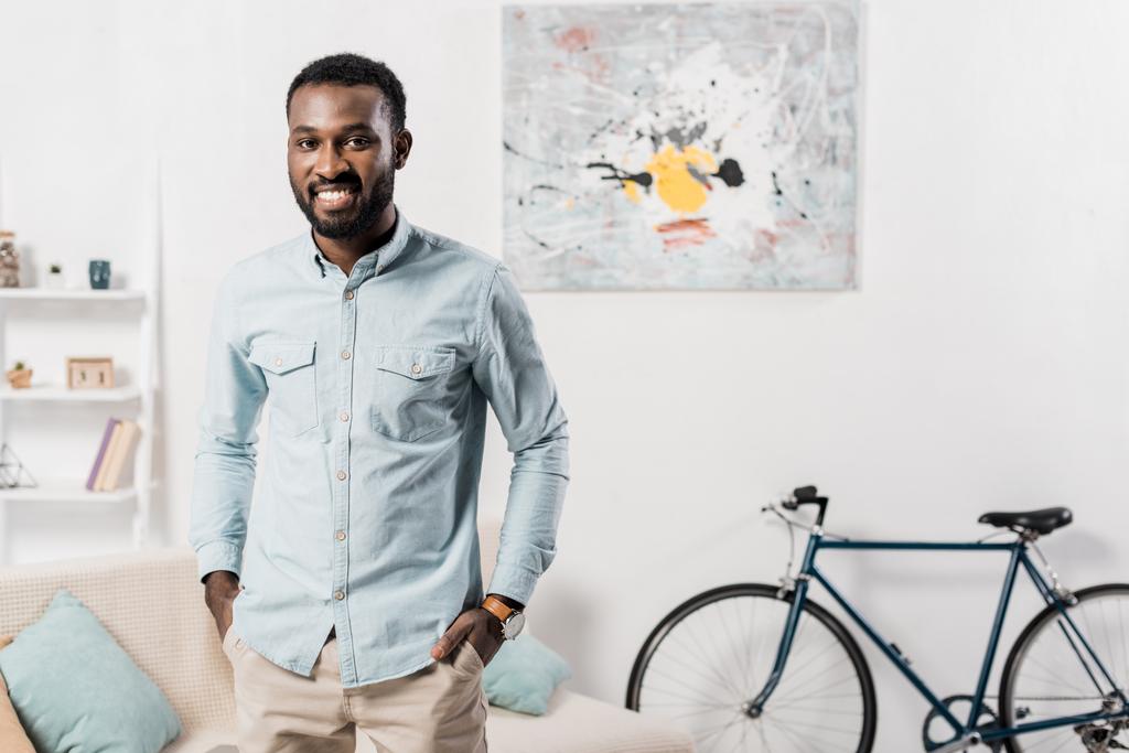 bell'uomo afroamericano in piedi in soggiorno
 - Foto, immagini