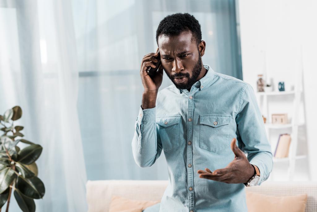 sconvolto uomo afroamericano parlando su smartphone - Foto, immagini