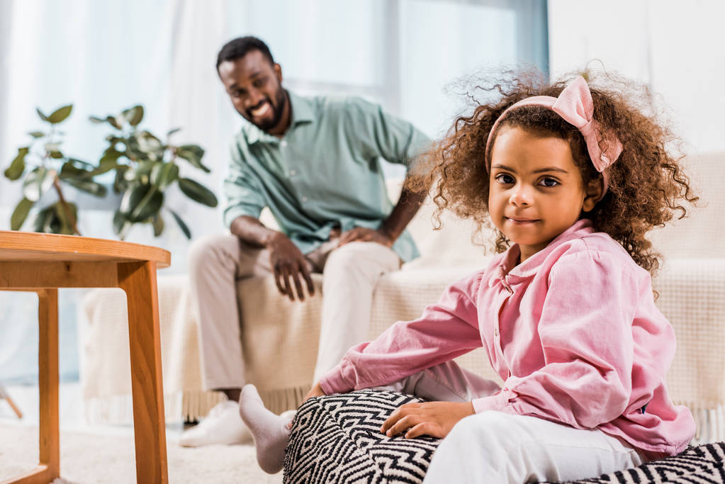 enfoque selectivo de hija y padre afroamericanos en la sala de estar
 - Foto, Imagen
