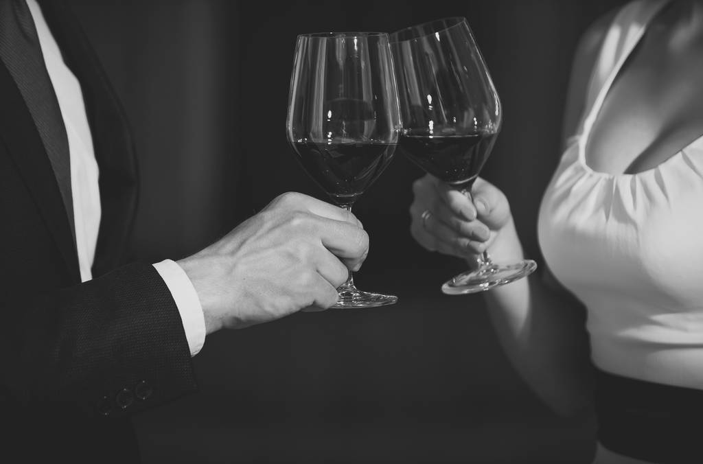 Gläser mit Rotwein von Paar bei Treffen klirren - Foto, Bild