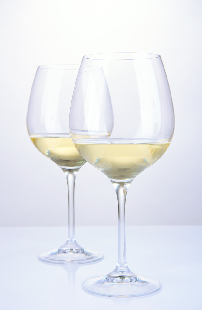 Két pohár fehér bor, elszigetelt fehér - Fotó, kép