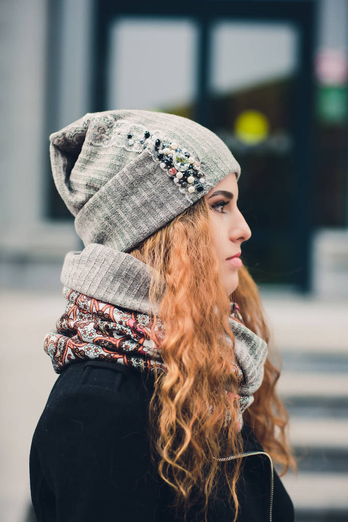Portret śmieszne młoda dziewczyna w jesienna pogoda w ciepłą odzież i kapelusz. - Zdjęcie, obraz