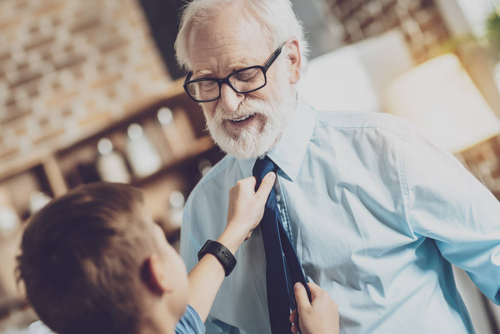 Позитивный пожилой мужчина в галстуке
 - Фото, изображение
